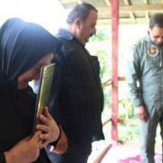 تکريم فرمانده دانشکده هوا نیروز ارتش ایران از خانواده شهيده مدافع سلامت در فومن