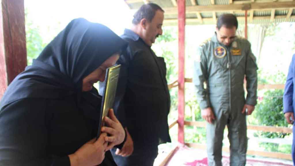 تکريم فرمانده دانشکده هوا نیروز ارتش ایران از خانواده شهيده مدافع سلامت در فومن