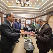 اهداء لوح تقدیر از سوی مدیرکل حفاظت محیط زیست استان گیلان به فرماندار لنگرود