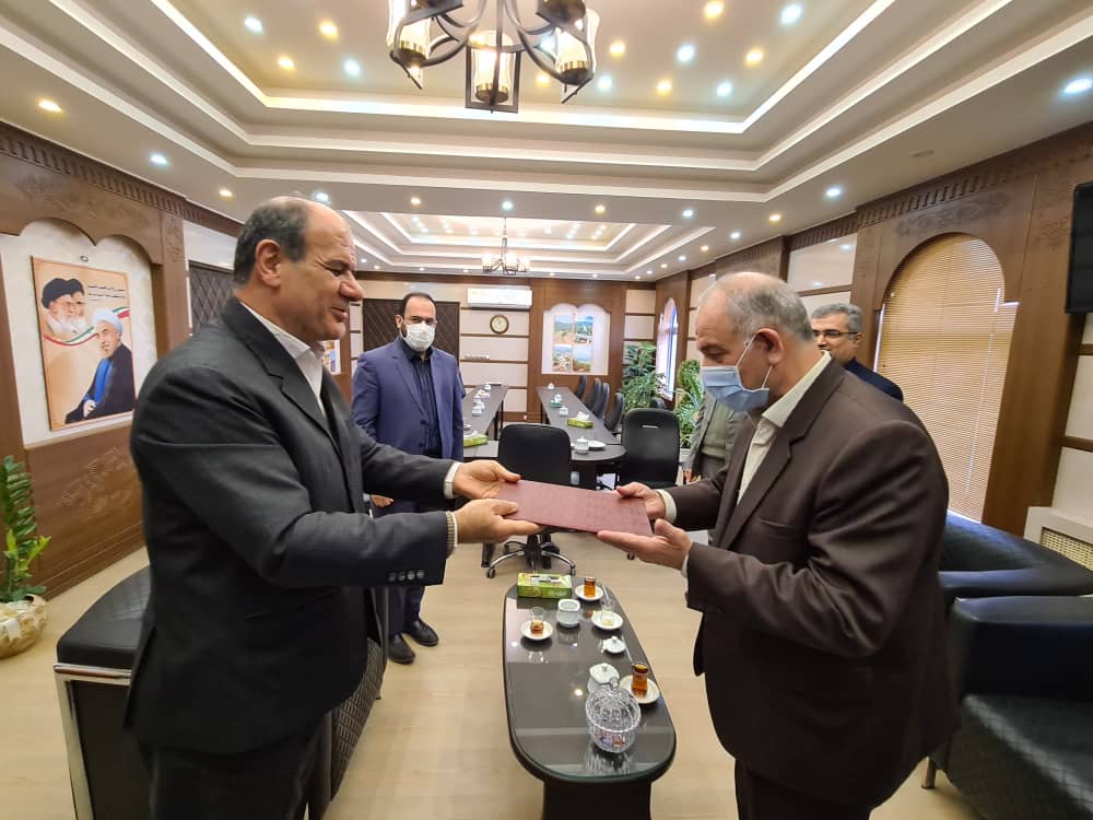 اهداء لوح تقدیر از سوی مدیرکل حفاظت محیط زیست استان گیلان به فرماندار لنگرود
