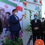 همزمان با لحظه تاریخی ورود امام خمینی (ره) به کشور ؛ زنگ انقلاب توسط استاندار گیلان در یکی از مدارس رشت نواخته شد