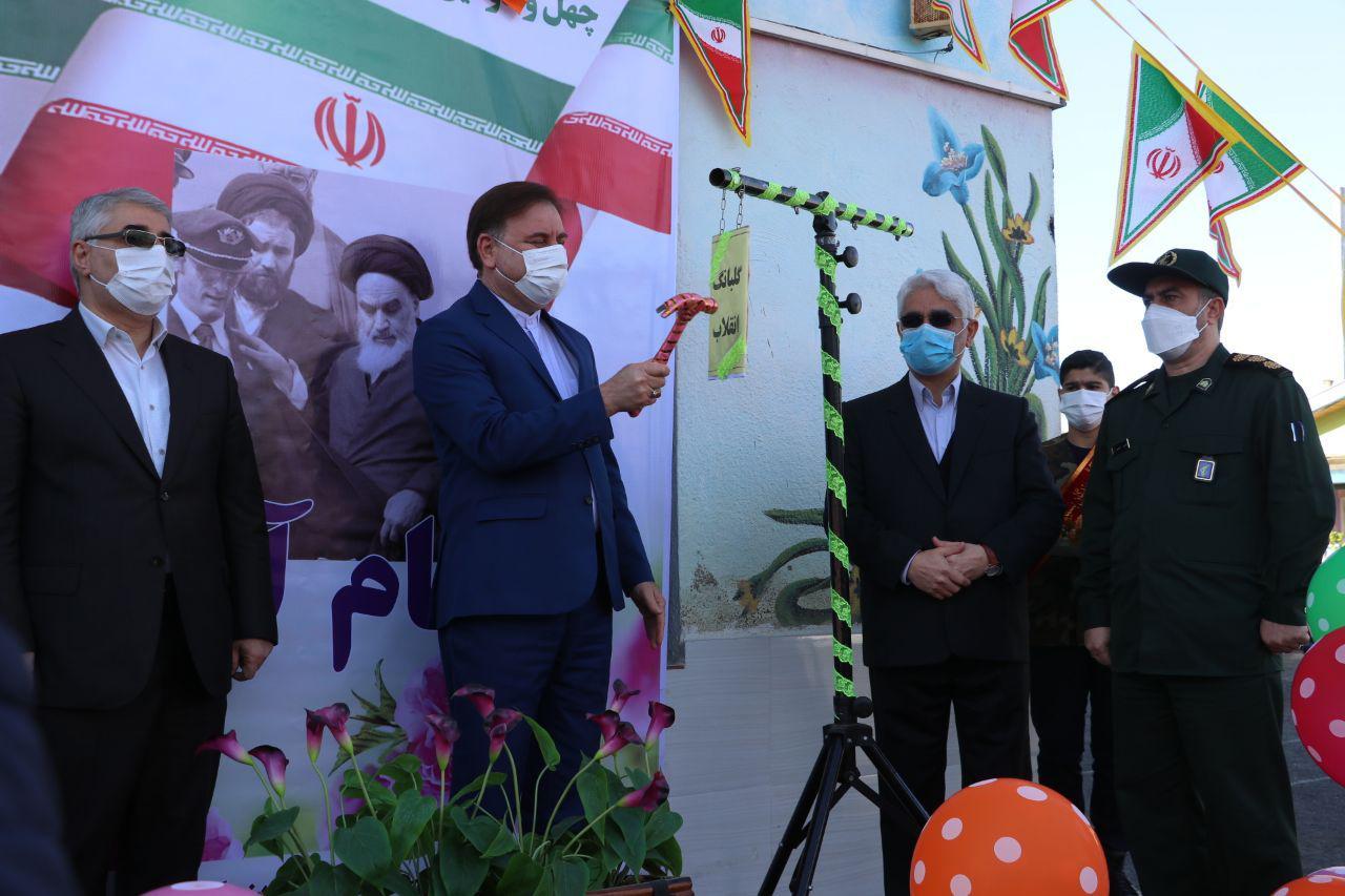 همزمان با لحظه تاریخی ورود امام خمینی (ره) به کشور ؛ زنگ انقلاب توسط استاندار گیلان در یکی از مدارس رشت نواخته شد