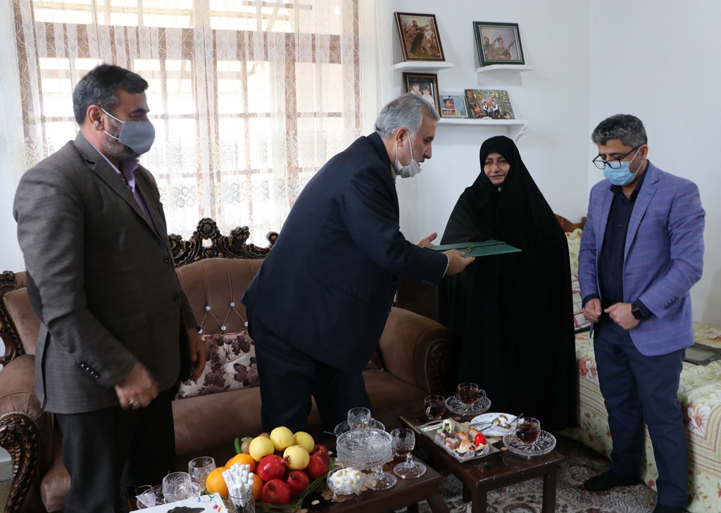 همزمان با ایام الله دهه فجر ؛ خانواده شهیدان امام‌پناهی تجلیل‌شدند