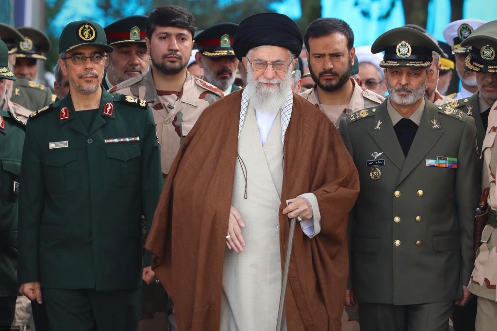 پیام فرمانده معظم کل قوا به مناسبت روز ارتش: ارتش در صحنه و آماده انجام مأموریت است