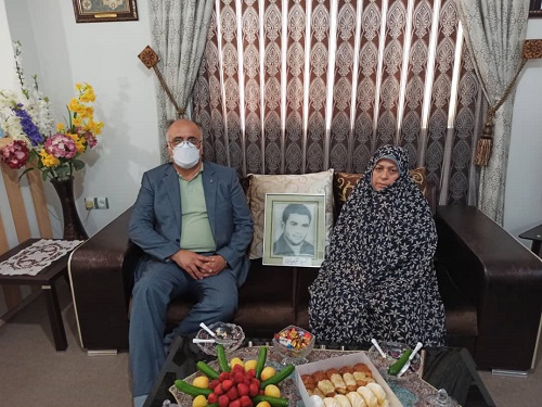 دیدار مدیر مخابرات منطقه گیلان با خانواده شهید محمدتقی شفیعیان به مناسبت هفته ارتباطات