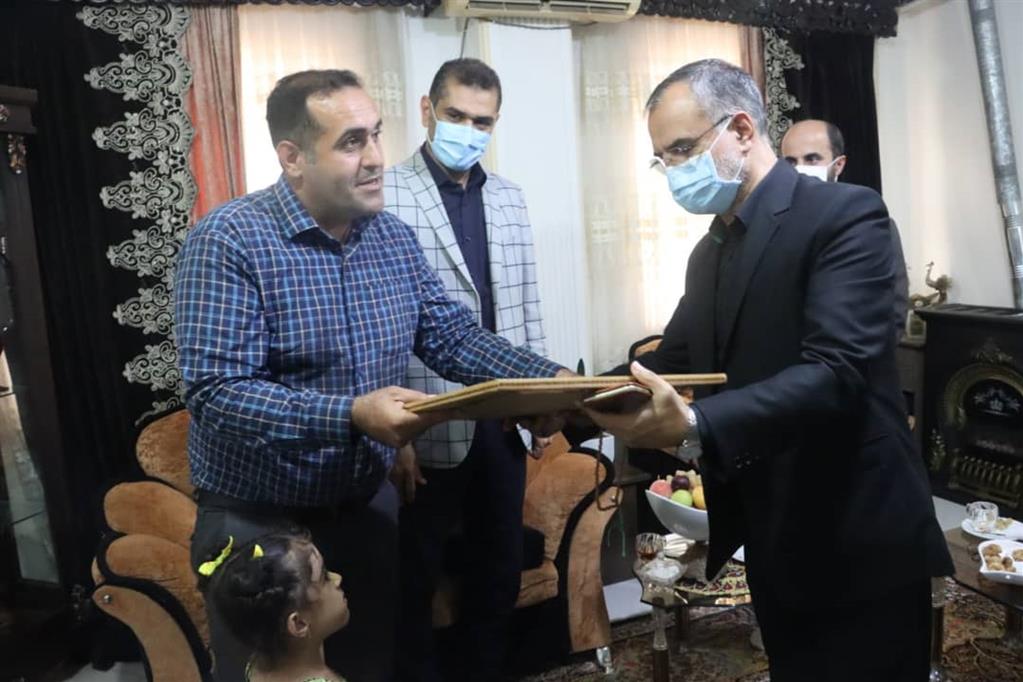 تجلیل از مقام شامخ شهدا در دیدار اعضای شورای اسلامی شهر رشت و سرپرست شهرداری با فرزندان شهیدان هدایتی و باقری