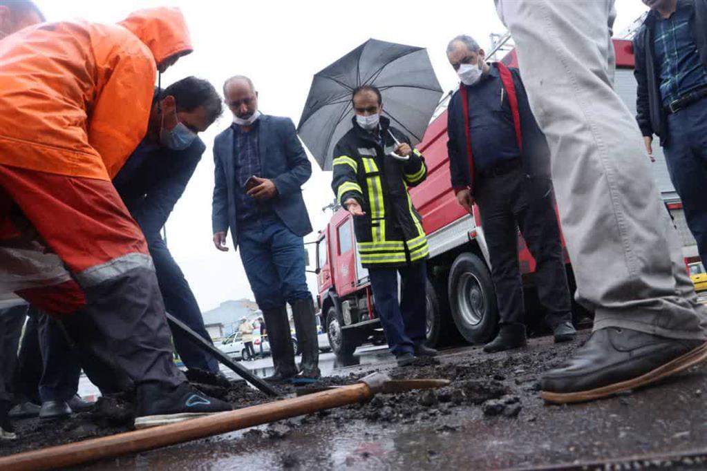 بازدید میدانی شهردار رشت از روند رفع آبگرفتگی معابر