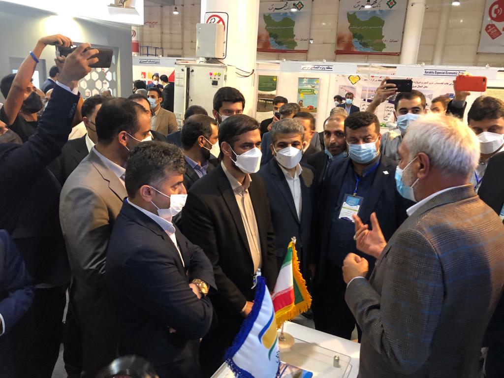 حضور دکتر سعید محمد در غرفه منطقه آزاد انزلی در نمایشگاه نفت،گاز،پتروشیمی وانرژی های تجدید پذیر