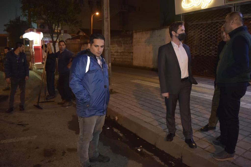 بازدید شبانه شهردار رشت از عملیات آسفالت سطح شهر
