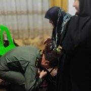احترام فرمانده گیلانی قرارگاه محرومیت زدایی نیروی زمینی محوری ارتش به مادر شهید «اسماعیل شکوری»