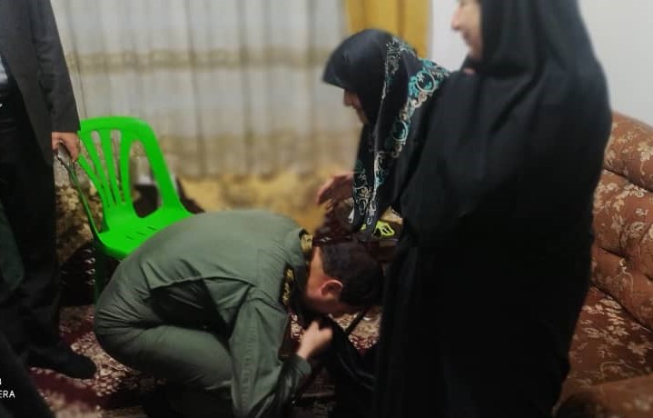احترام فرمانده گیلانی قرارگاه محرومیت زدایی نیروی زمینی محوری ارتش به مادر شهید «اسماعیل شکوری»