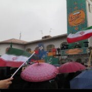 برگزاری مراسم یوم‌الله ۲۲ بهمن زیر باران در رشت