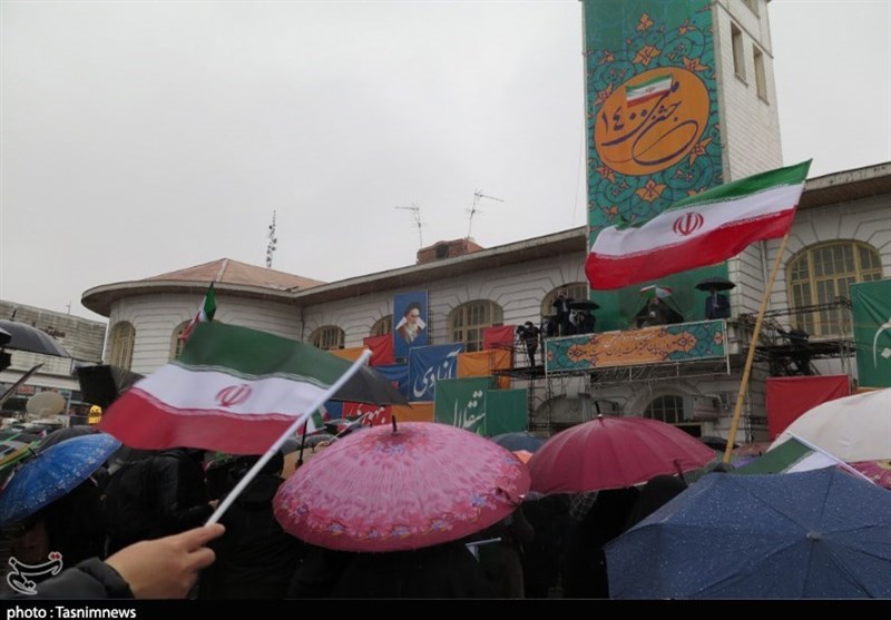 برگزاری مراسم یوم‌الله ۲۲ بهمن زیر باران در رشت