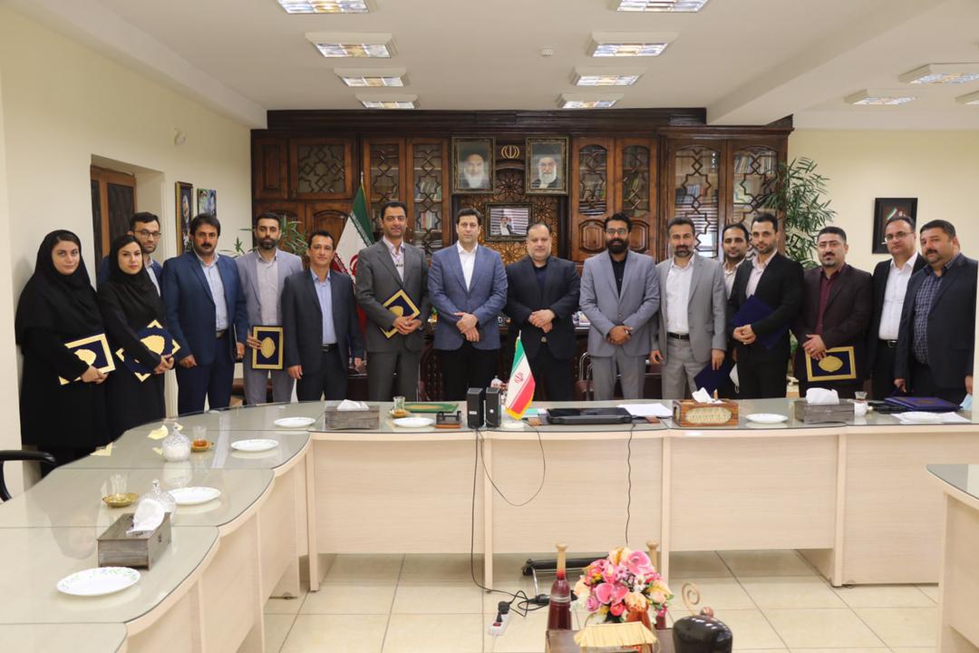 برگزار کنندگان جشنواره نوروزی شهرداری لاهیجان توسط فرماندار تجلیل شدند