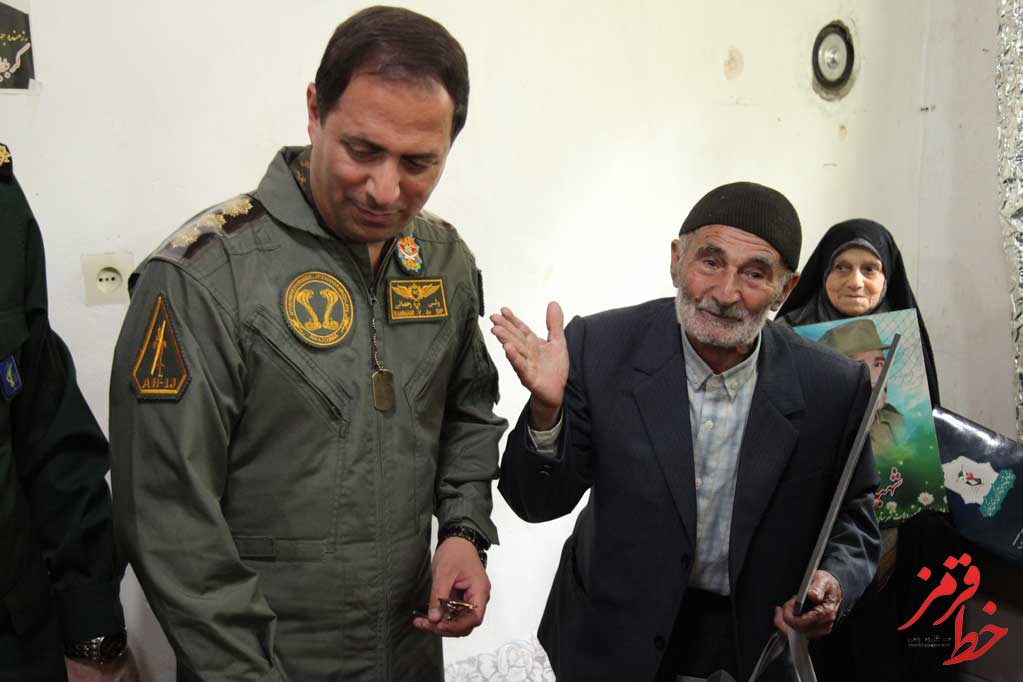 ادای احترام خلبان رحمانی به پدر شهید ابراهیم عبدی در ماسال