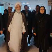 نماینده مقام معظم رهبری در گیلان از ماماهای مرکز آموزشی درمانی الزهرا (س) رشت با اهدای گل تقدیر و تجلیل کرد.