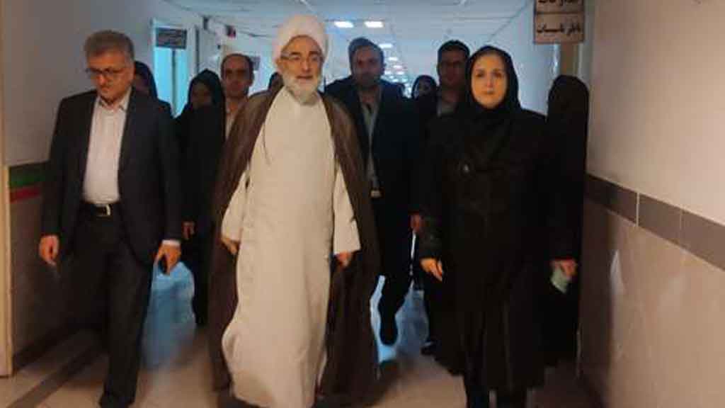 نماینده مقام معظم رهبری در گیلان از ماماهای مرکز آموزشی درمانی الزهرا (س) رشت با اهدای گل تقدیر و تجلیل کرد.