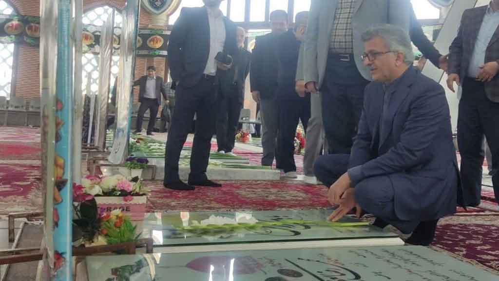 ادای احترام رئیس دانشگاه علوم پزشکی گیلان به مقام شامخ شهدا در رشت