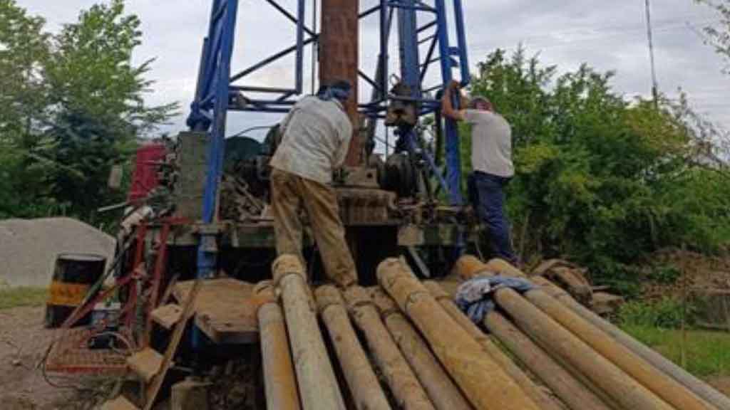حفر یك حلقه چاه عمیق در روستای اتور سرا شهرستان فومن