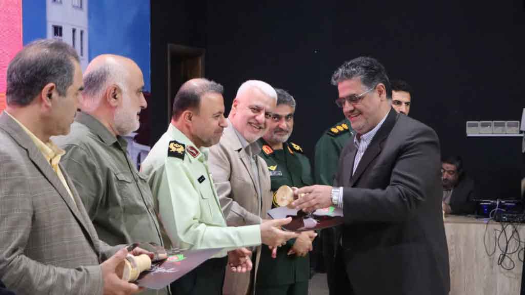 تجلیل از مدیرکل بنیاد مسکن انقلاب اسلامی گیلان