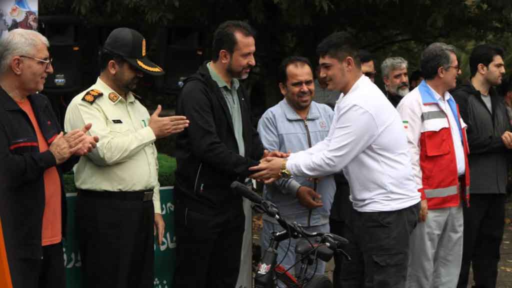 همایش پیاده روی خانوادگی در فومن برگزار شد